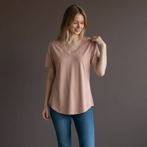 The Group Babaton • Foundation V-Neck T-Shirt Dusty Rose Size S